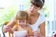 Как научить малыша есть самому