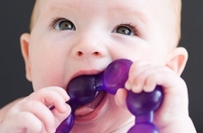 Как успокоить малыша во время прорезывания зубов