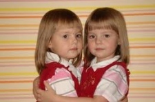 Как и чем двойняшки отличаются от близнецов
